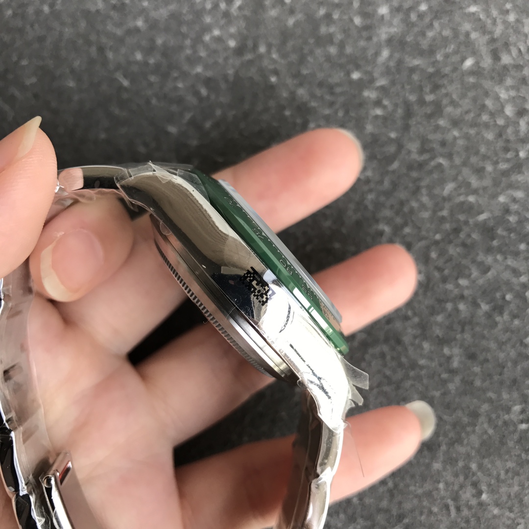 Rolex Daytona Oyster Perpetual 116500LV Green Ceramic Bezel White Dial