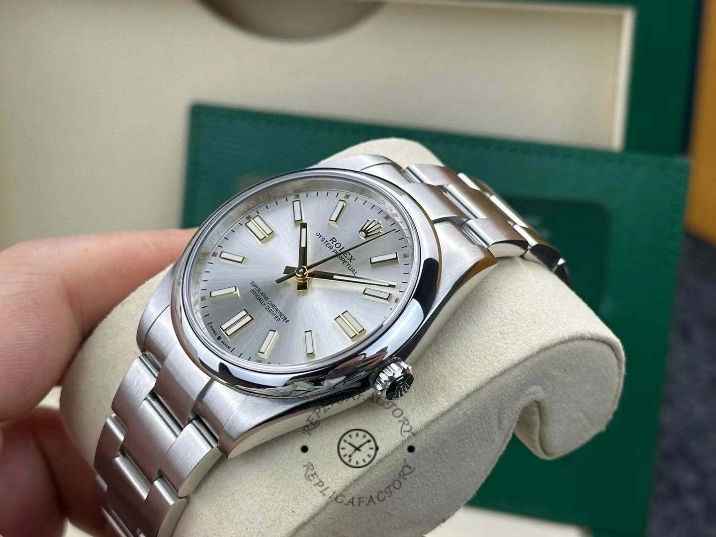 Rolex Oyster Perpetual 41mm Smooth Bezel Oyster Bracelet Silver Dial 124300 0001