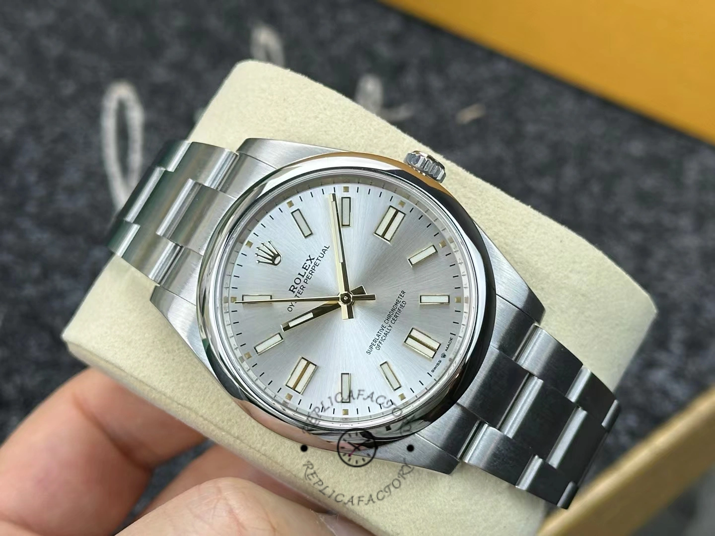 Rolex Oyster Perpetual 41mm Smooth Bezel Oyster Bracelet Silver Dial 124300 0001