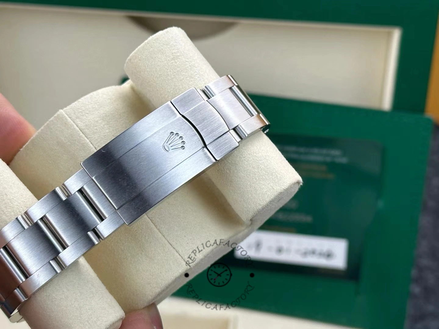 Rolex Oyster Perpetual 41mm Smooth Bezel Oyster Bracelet Silver Dial 124300 0001