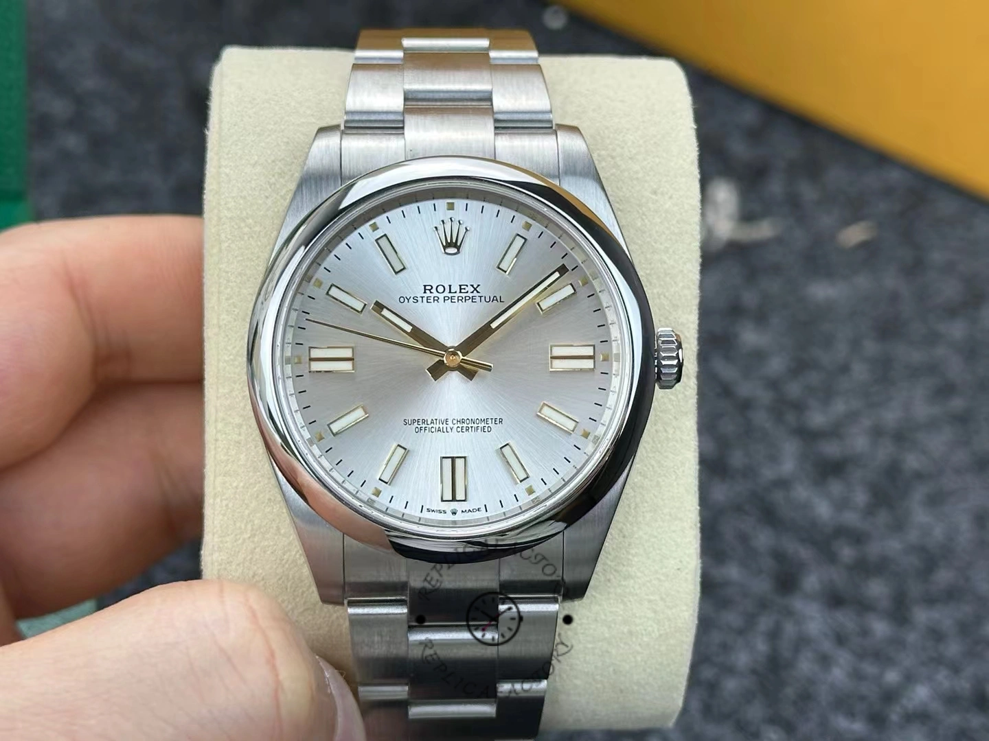 Rolex Oyster Perpetual 41mm Smooth Bezel Oyster Bracelet Silver Dial 124300 0001