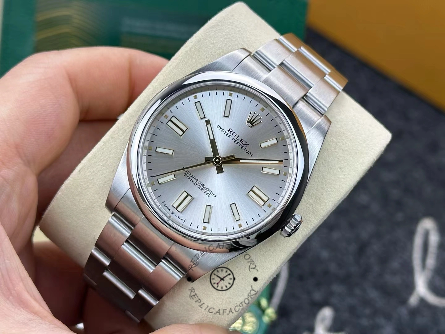 Rolex Oyster Perpetual 41mm Smooth Bezel Oyster Bracelet Silver Dial 124300 0001