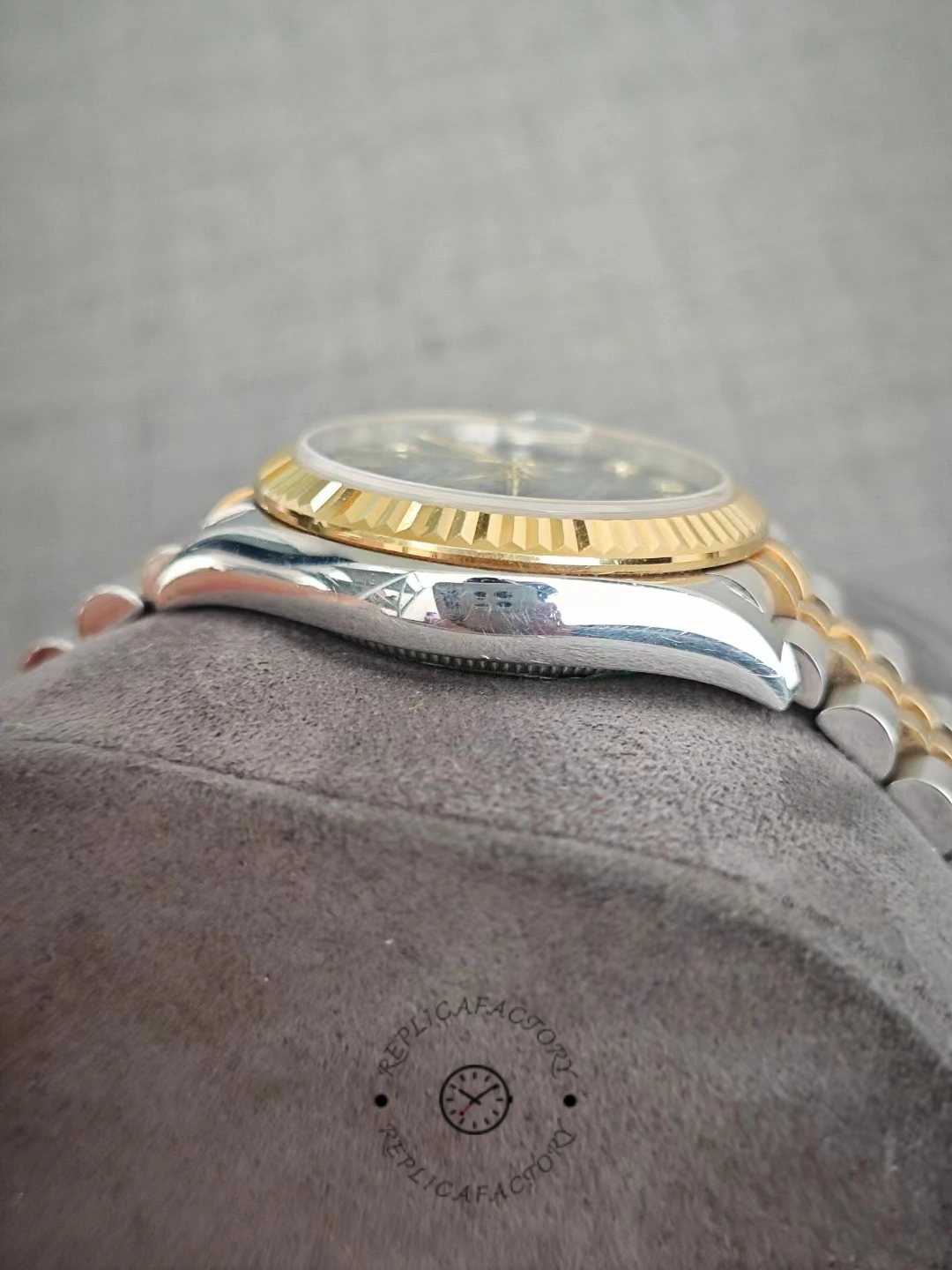 Side profile Rolex Datejust 31 steel and gold case after 2 years of wear