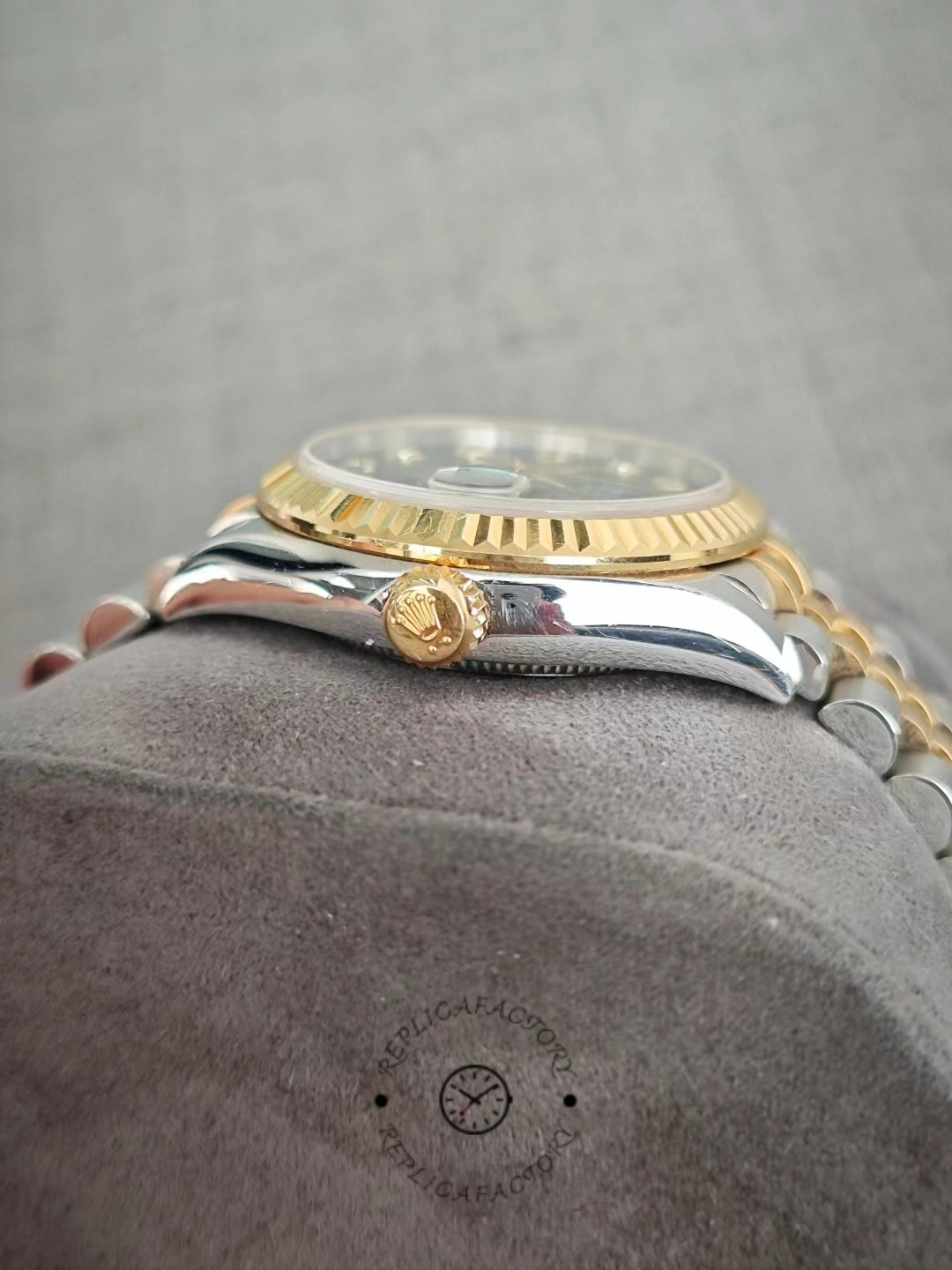 Side view Rolex Datejust 31 278273 gold crown polished case after 2 years