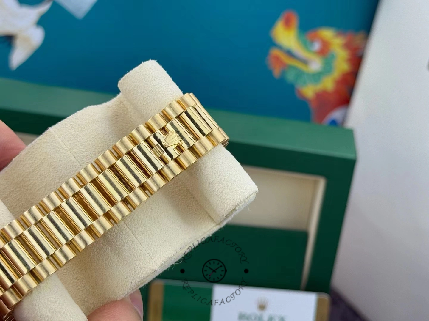 Rolex Day-Date 228238 Champagne Diamond Dial Fluted Bezel 40mm Mens Replica Watch