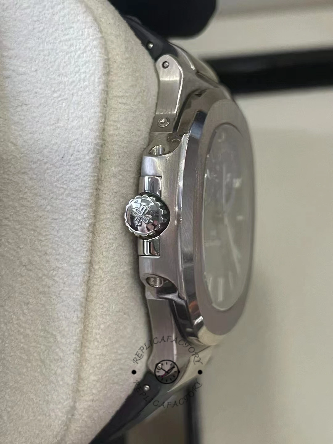 Replica Patek Philippe Nautilus 5712G 001 40mm Mens Watch