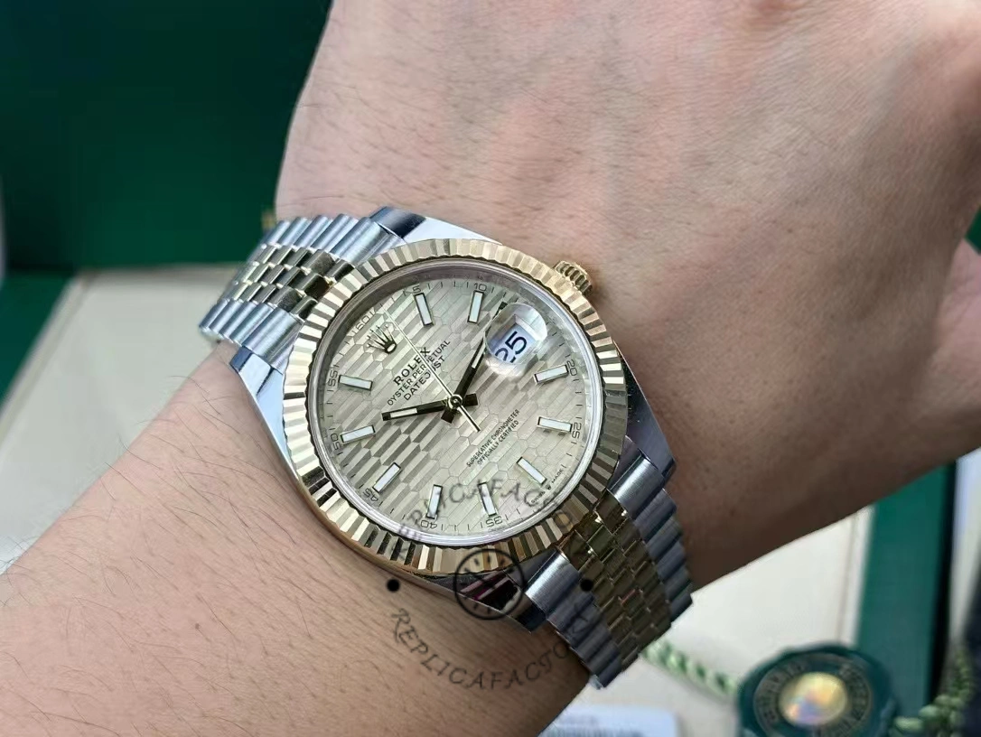 Rolex Datejust 41 126333 Golden Fluted Motif Champagne Dial