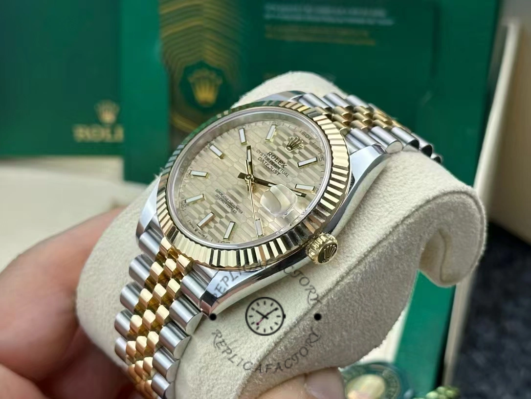 Rolex Datejust 41 126333 Golden Fluted Motif Champagne Dial