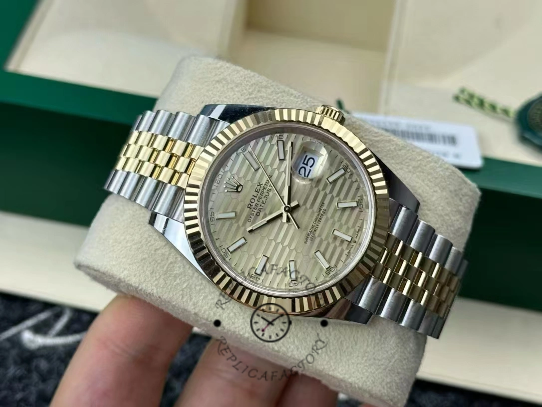 Rolex Datejust 41 126333 Golden Fluted Motif Champagne Dial