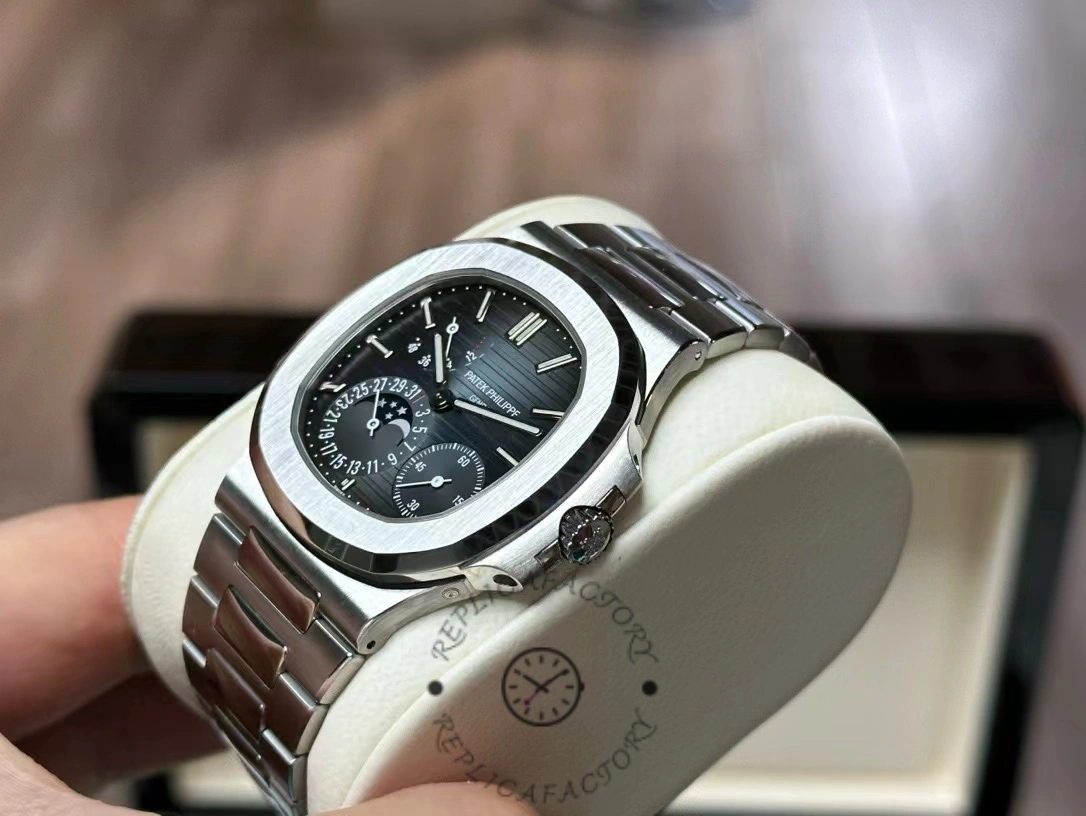 Replica Patek Philippe Nautilus 5712/1A-001 - Crown Real photos