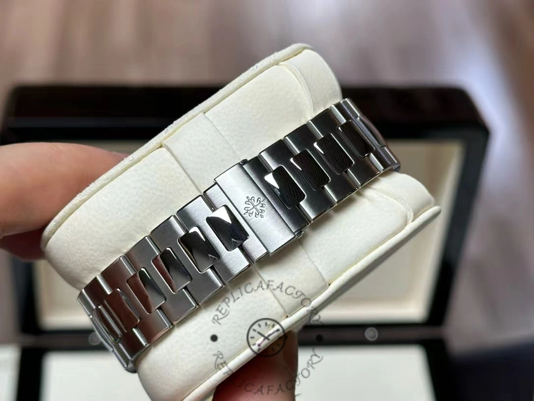 Replica Patek Philippe Nautilus 5712/1A-001 - Strap Real photos