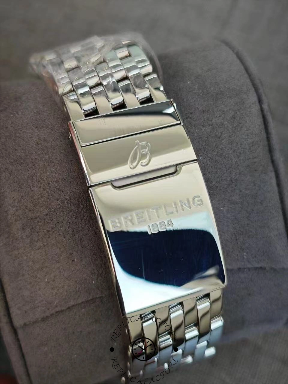 Breitling A13315351B1A1 strap details