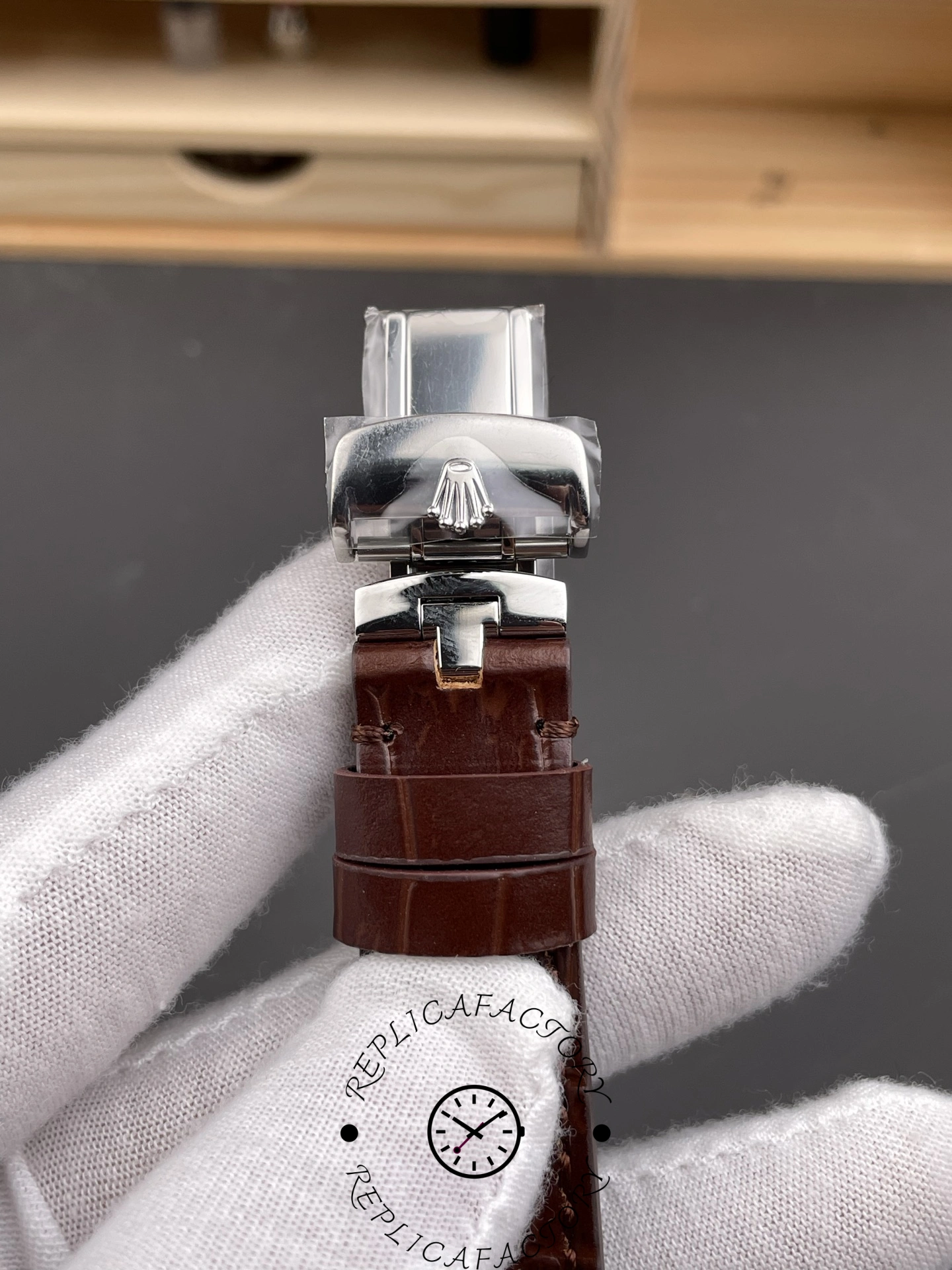 Clasp front of Rolex 1908 52506 platinum with Rolex crown logo.