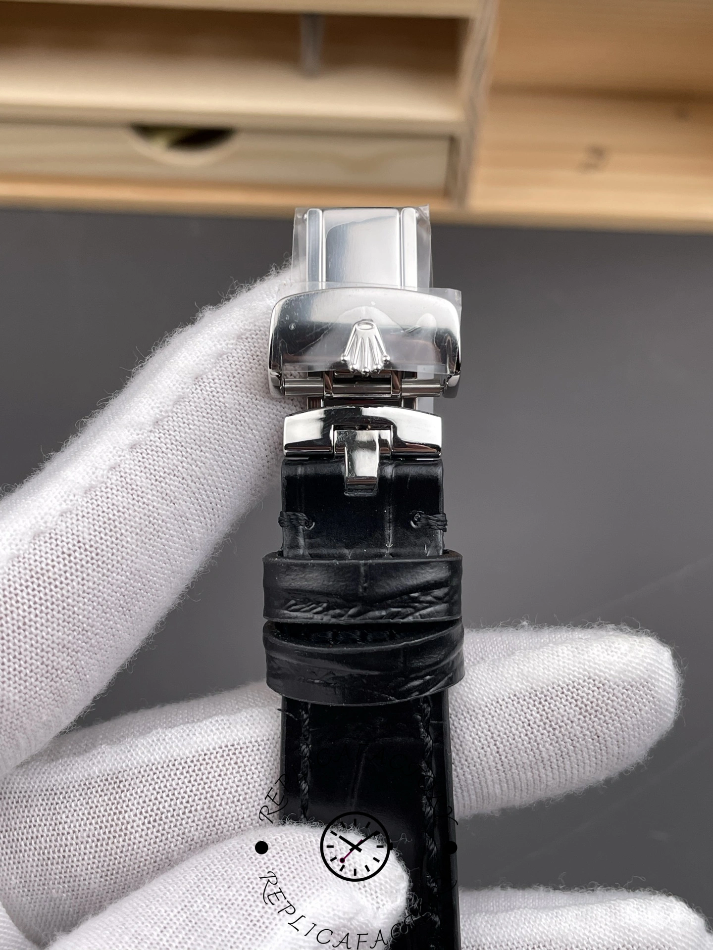 Folding clasp of Rolex 1908 52509 in white gold with Rolex crown logo.