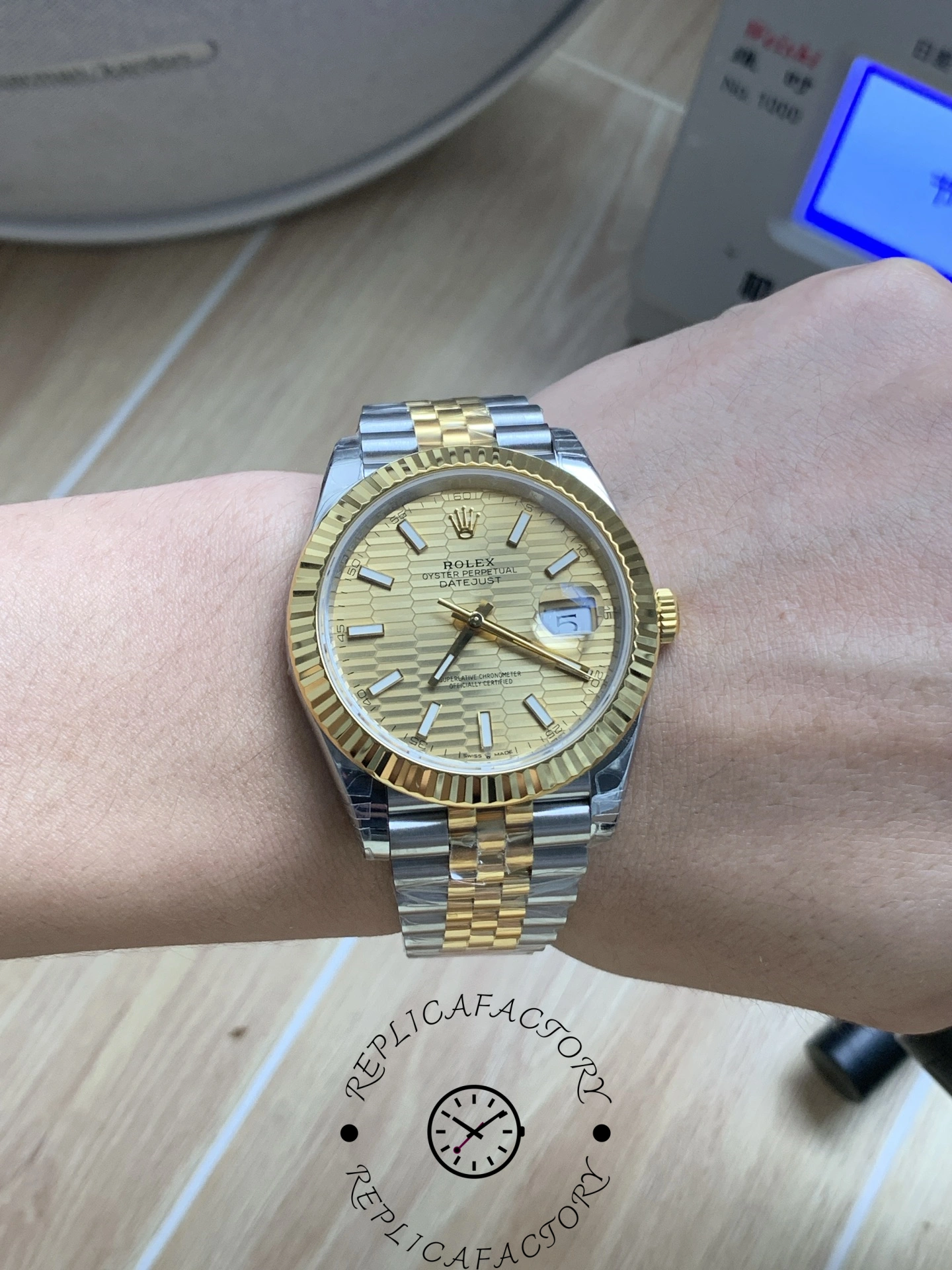 Rolex Datejust 41 126333 Golden Fluted Motif Champagne Dial