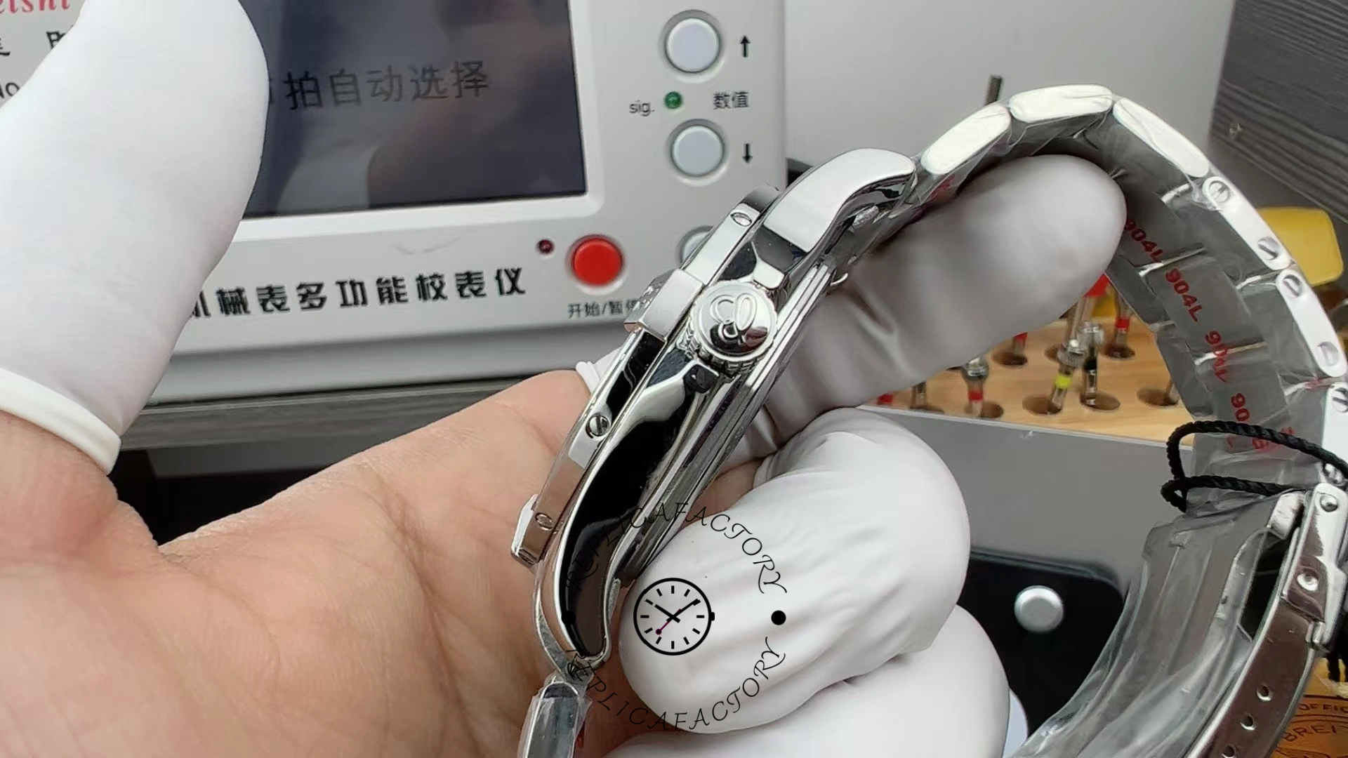 Breitling Avenger II GMT 43mm A32390111B1A1 Replica