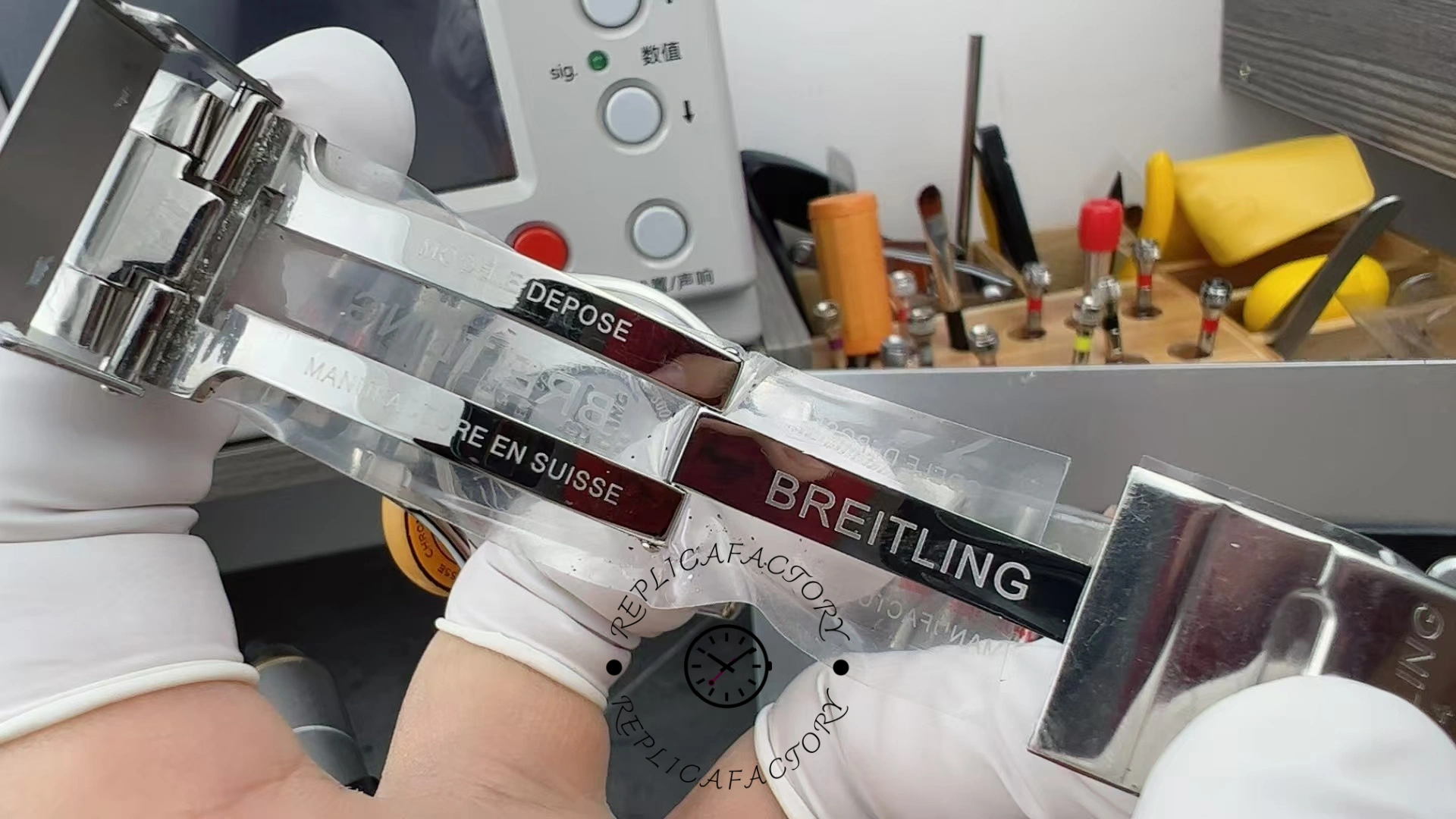 Breitling Avenger II GMT 43mm A32390111B1A1 Replica