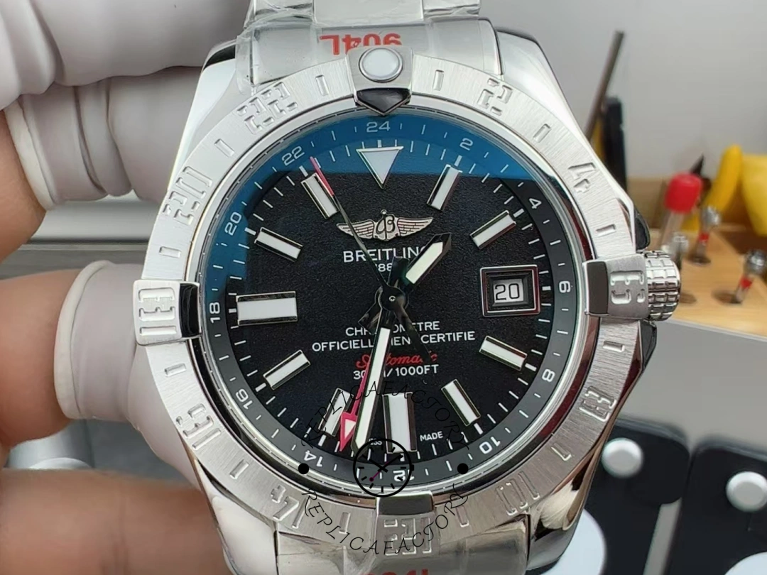 Breitling Avenger II GMT 43mm A32390111B1A1 Replica
