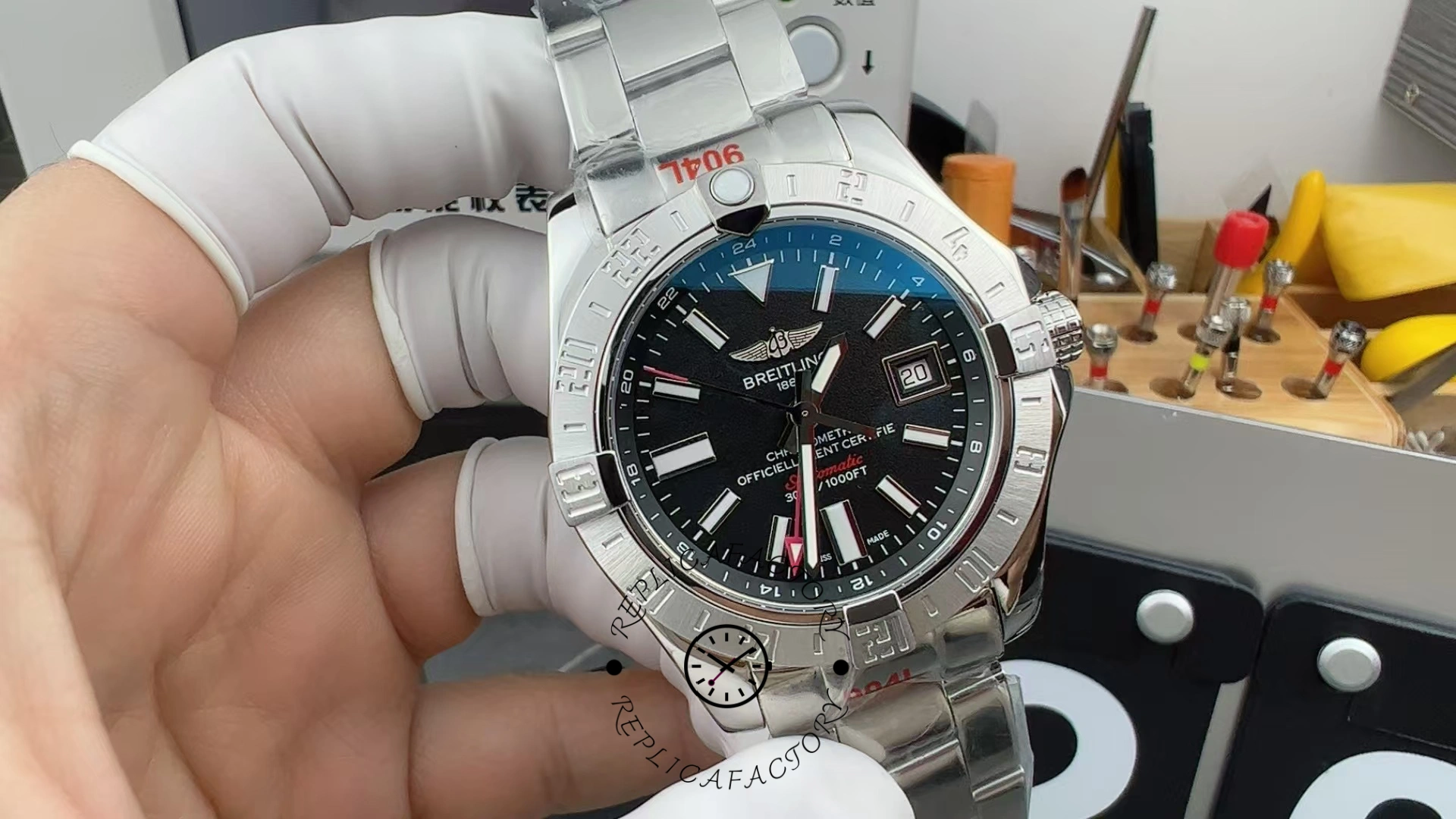 Breitling Avenger II GMT 43mm A32390111B1A1 Replica