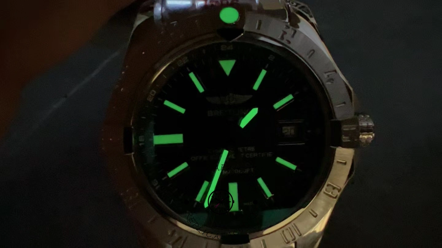 Breitling Avenger II GMT 43mm A32390111B1A1 Replica