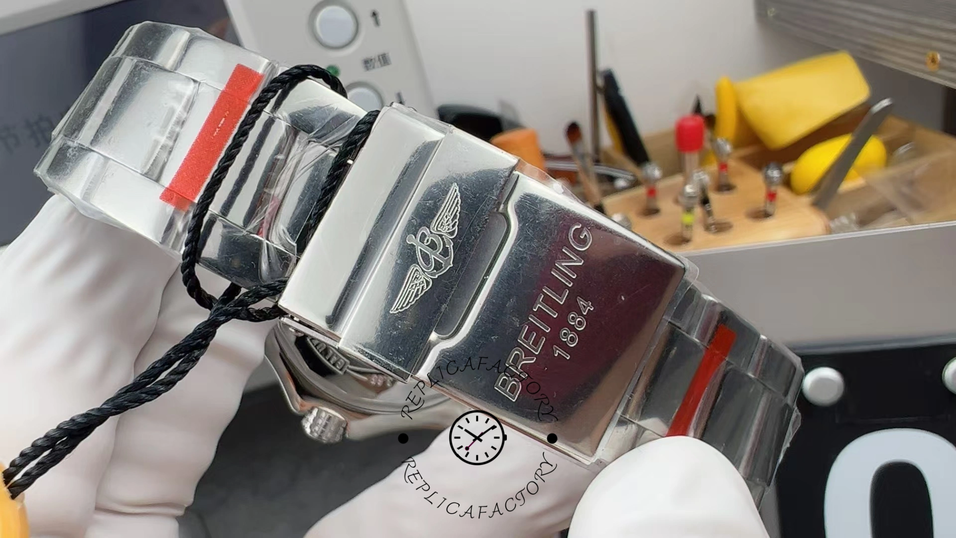 Breitling Avenger II GMT 43mm A32390111B1A1 Replica