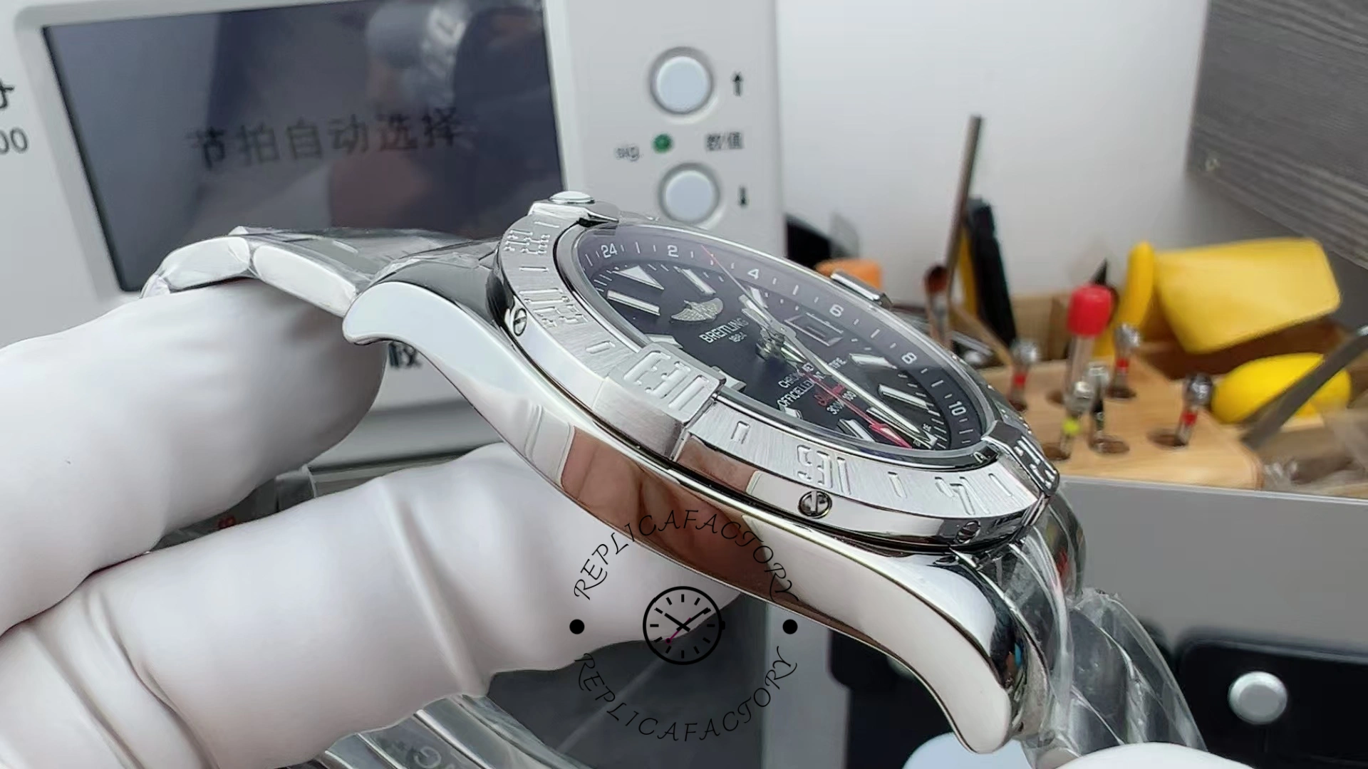 Breitling Avenger II GMT 43mm A32390111B1A1 Replica