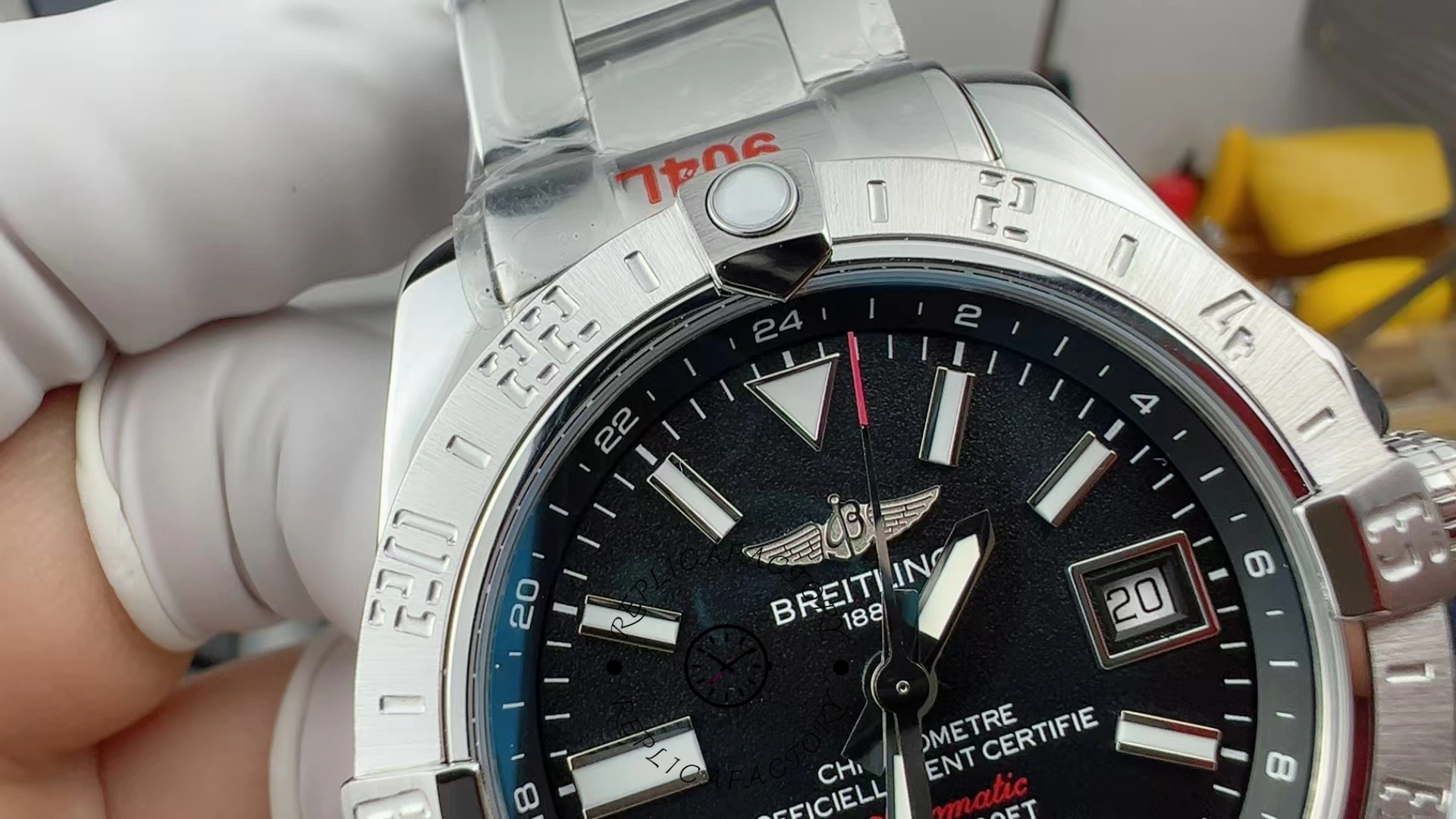 Breitling Avenger II GMT 43mm A32390111B1A1 Replica