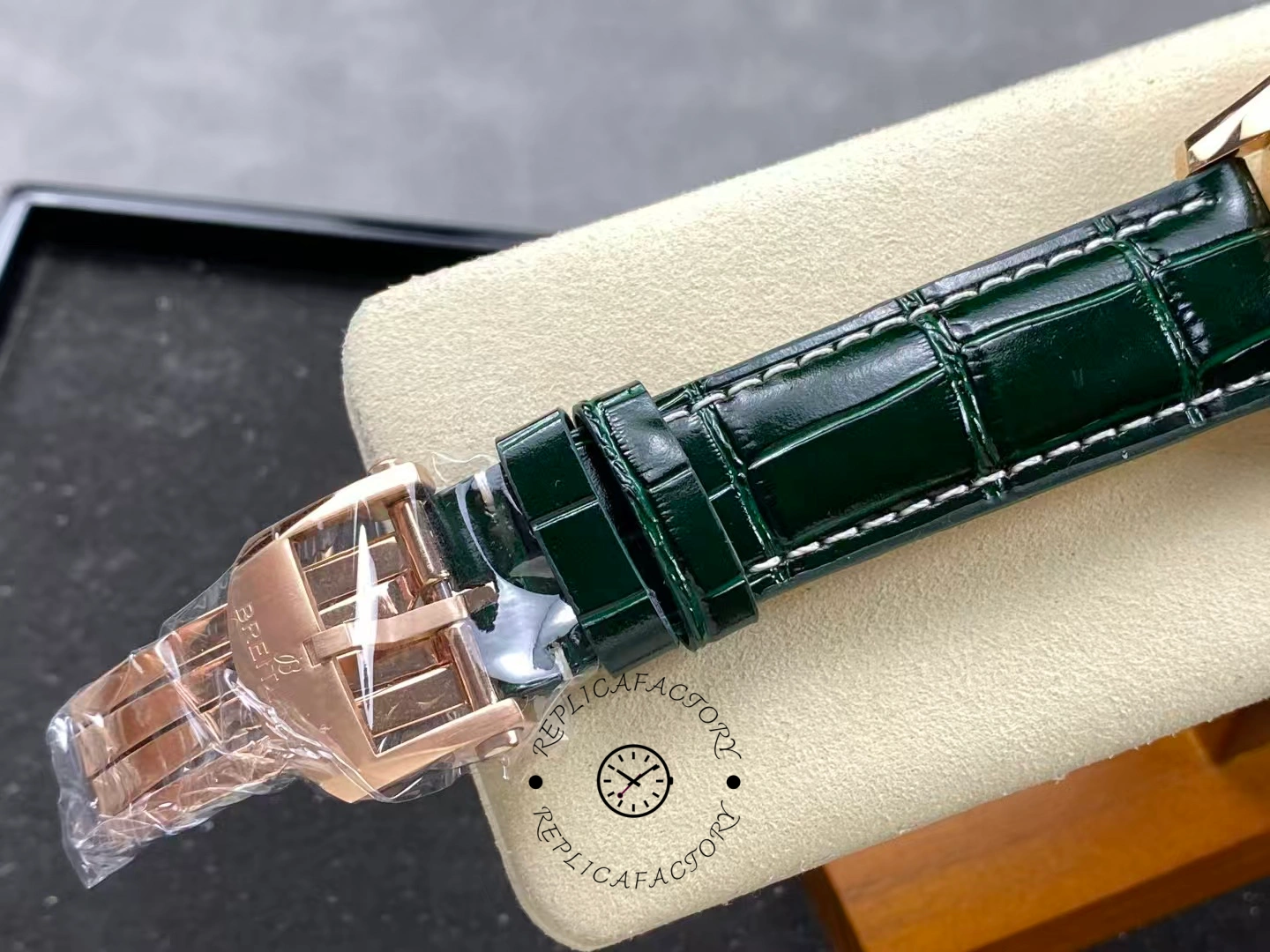 Breitling Navitimer B01 Chronograph RB01384A1L1P1 43 Replica