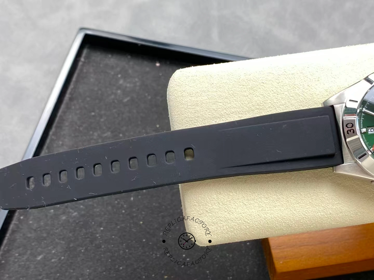 Breitling Chronomat GMT 40mm A32398101L1A1 Rubber Strap Replica