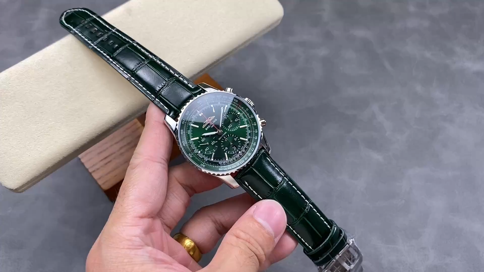 Breitling Navitimer B01 Chronograph AB01382B1L1P1 43mm Green Strap Replica