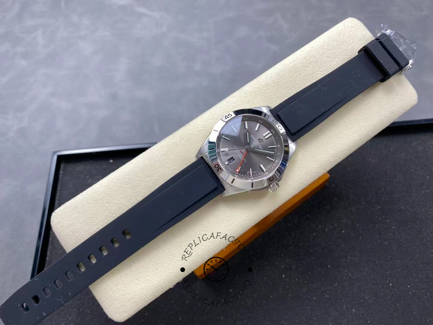 Breitling Chronomat GMT A32398101M1A1 40mm Rubber Strap Replica