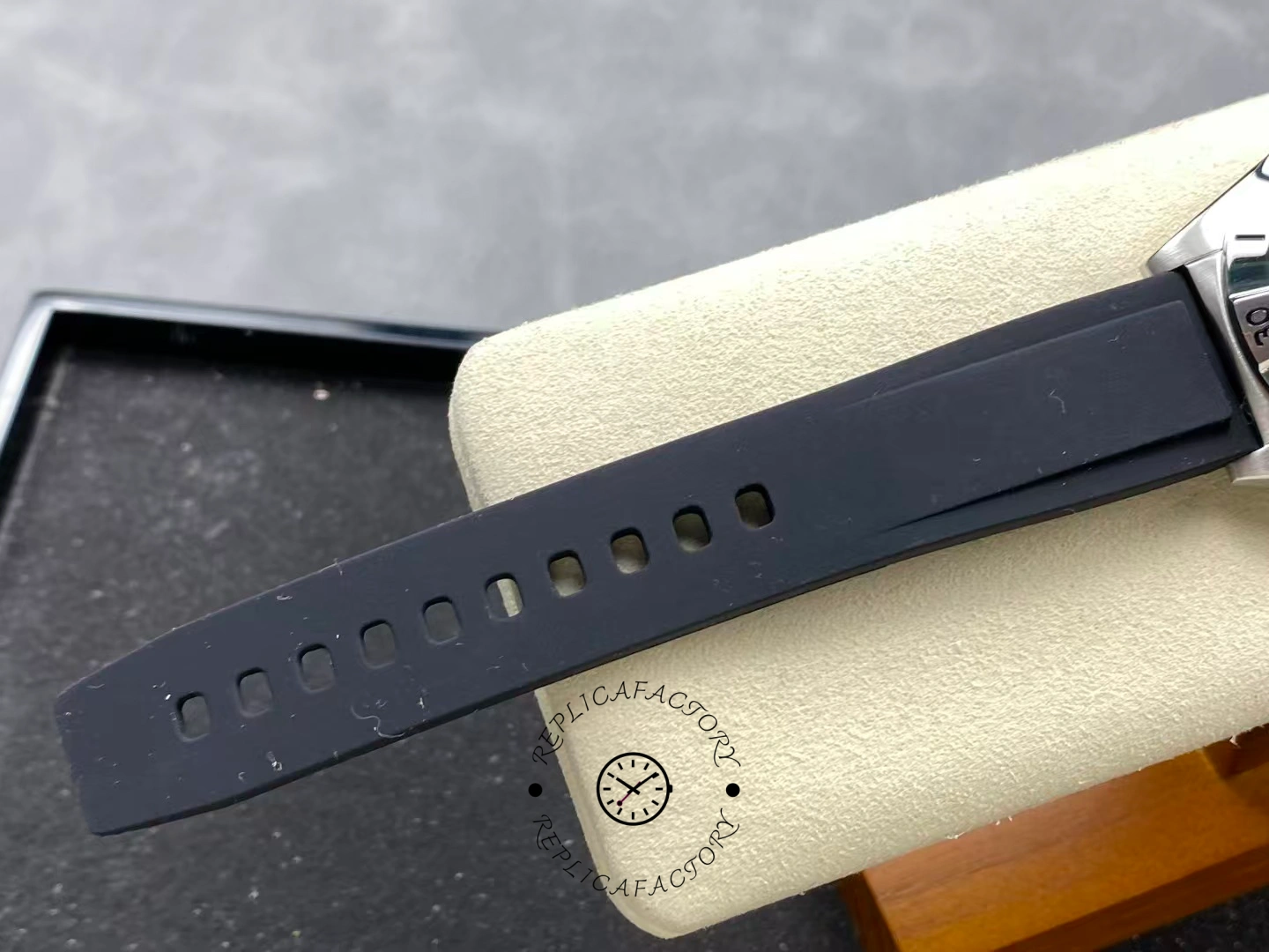 Breitling Chronomat GMT A32398101M1A1 40mm Rubber Strap Replica