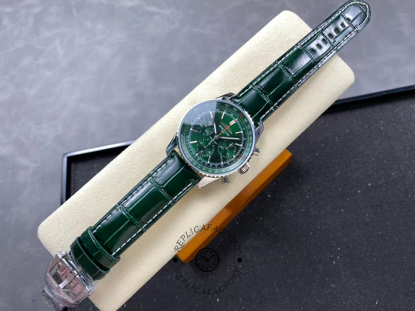 Breitling Navitimer B01 Chronograph AB01382B1L1P1 43mm Green Strap Replica