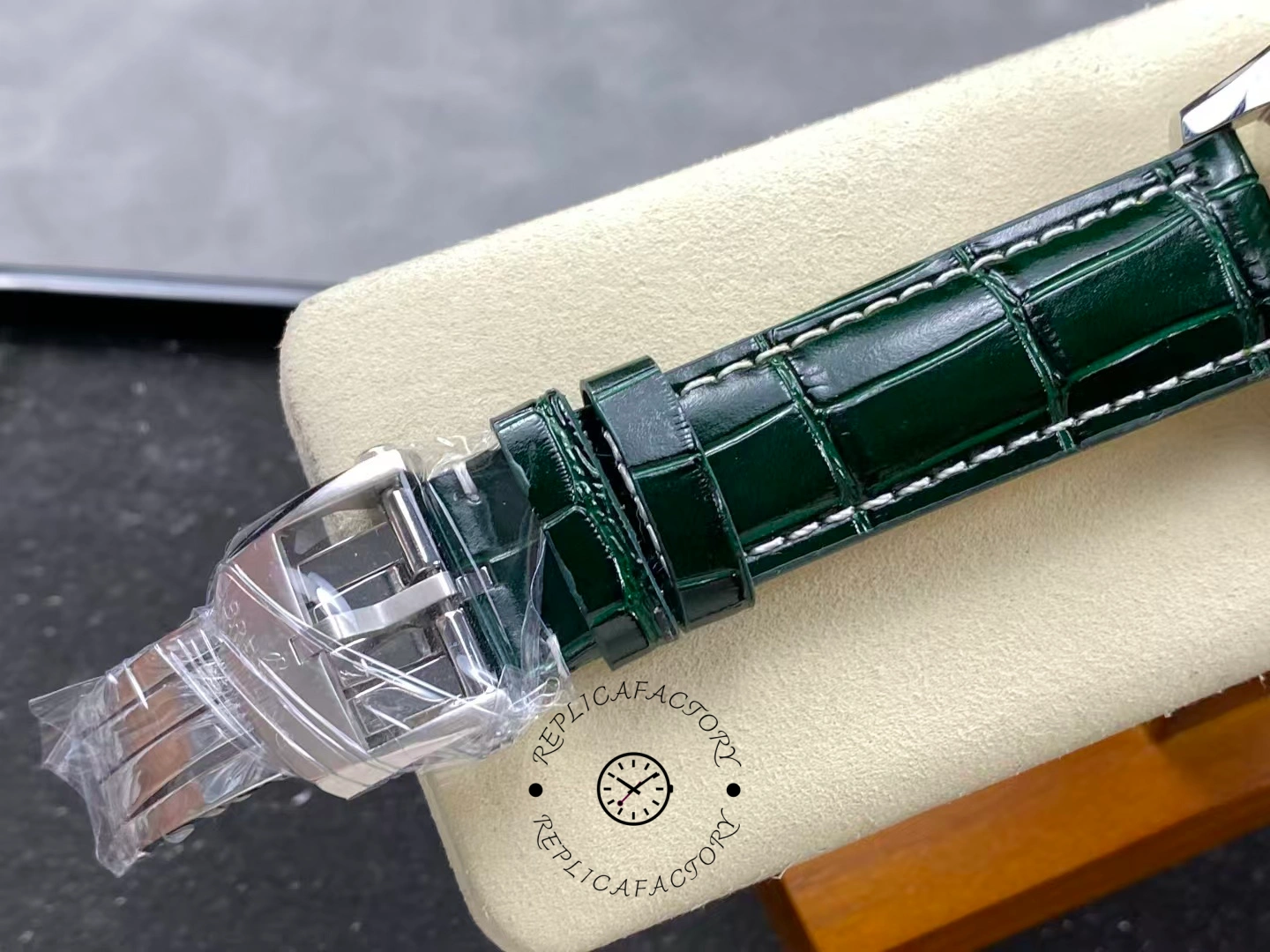 Breitling Navitimer B01 Chronograph AB01384C1L1P1 43mm Replica