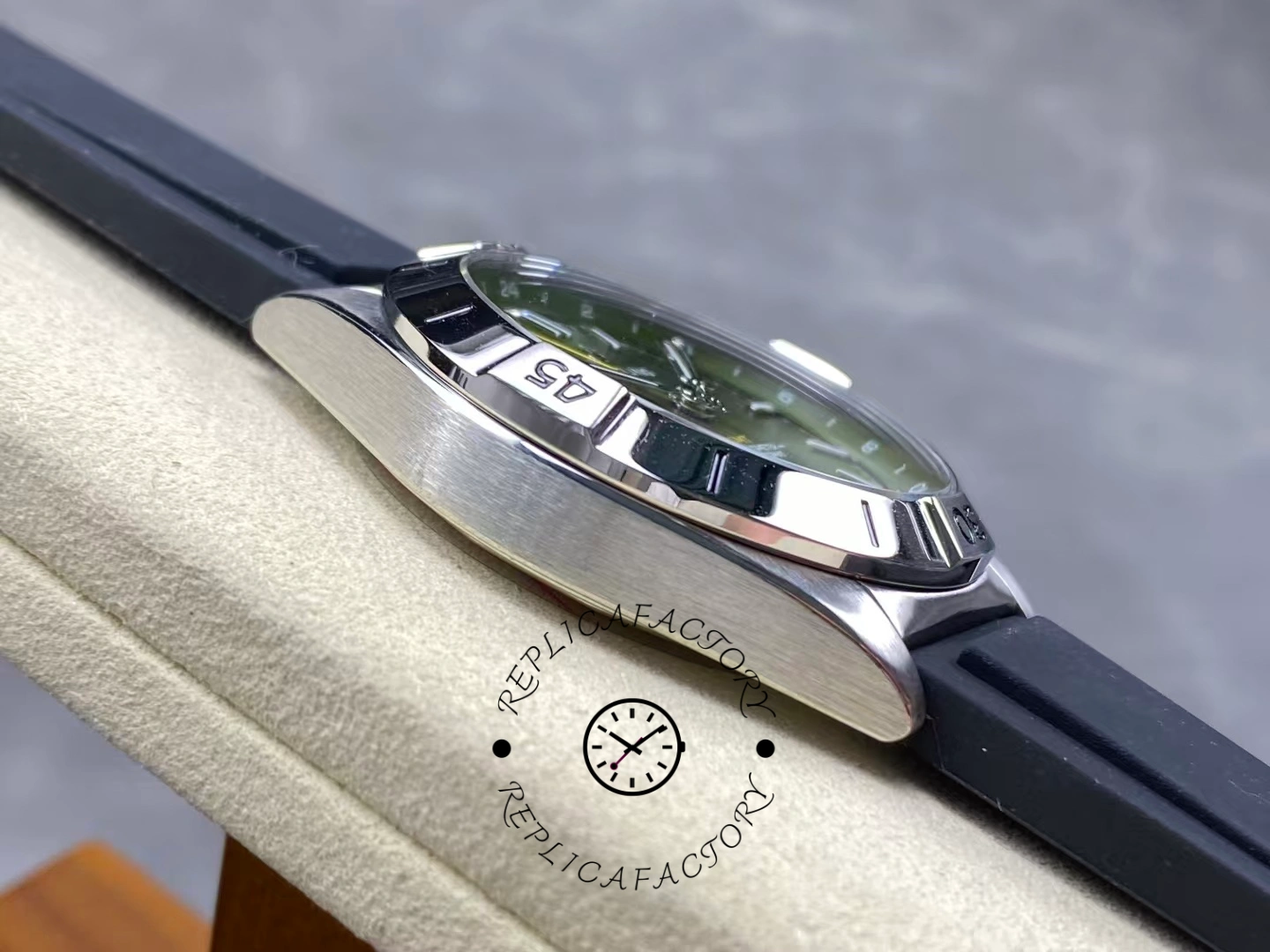 Breitling Chronomat GMT 40mm A32398A11L1A1 Rubber Strap Replica