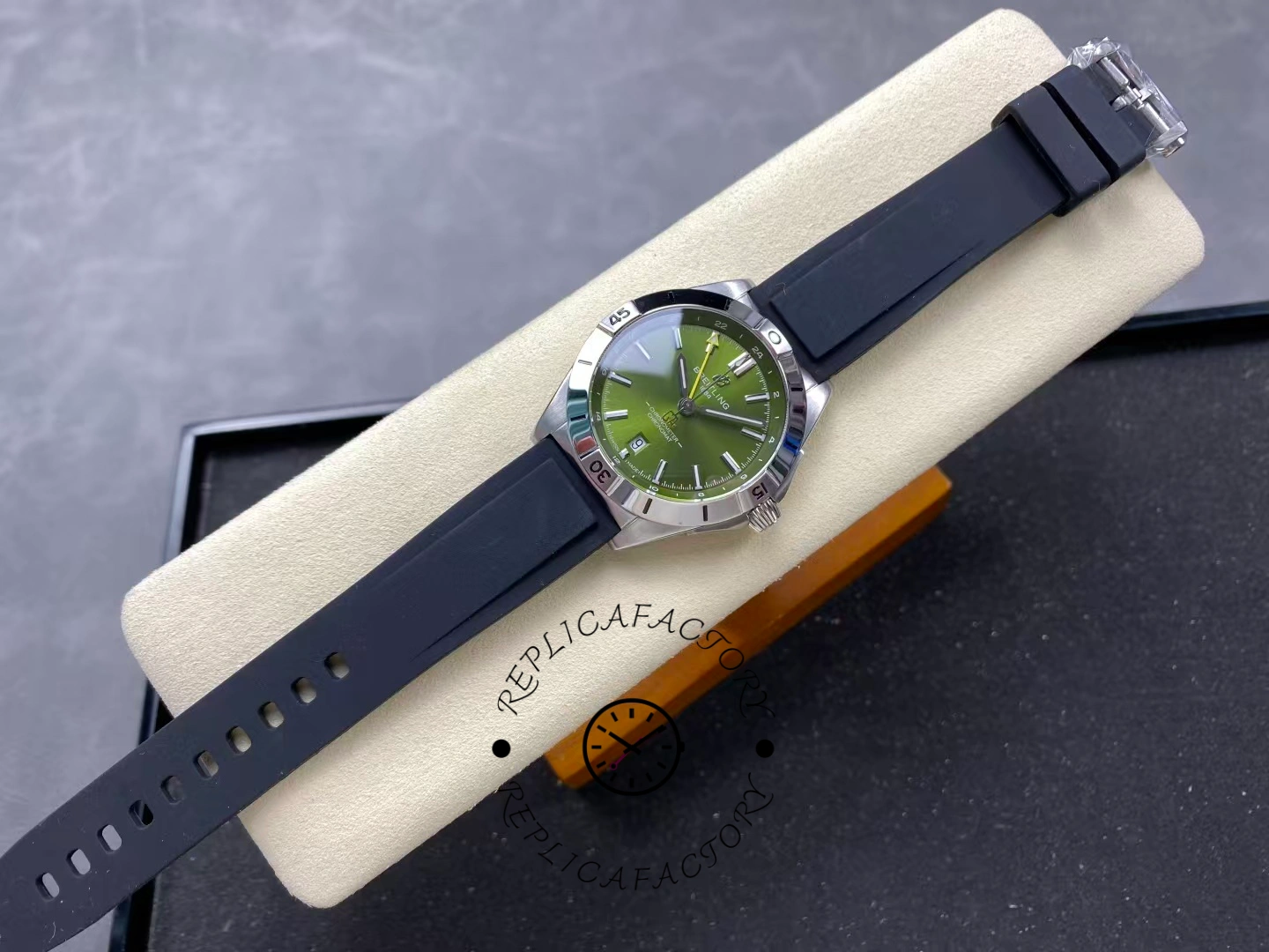 Breitling Chronomat GMT 40mm A32398A11L1A1 Rubber Strap Replica