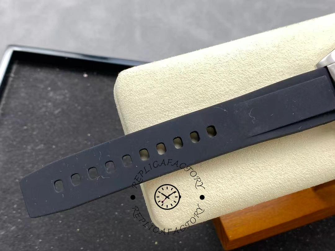 Breitling Chronomat GMT 40 A32398101B1A1 Rubber Strap Replica