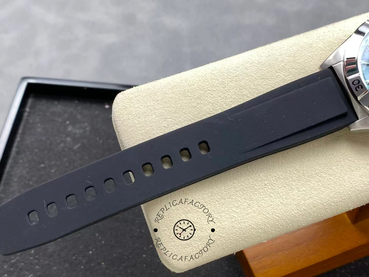 Breitling Chronomat GMT 40 Ice Blue P32398101C1S1 Replica