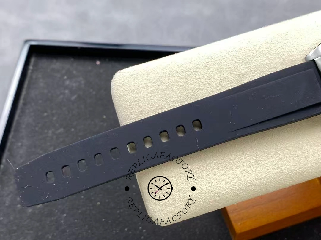 Breitling Chronomat GMT 40mm A32398A11L1A1 Rubber Strap Replica