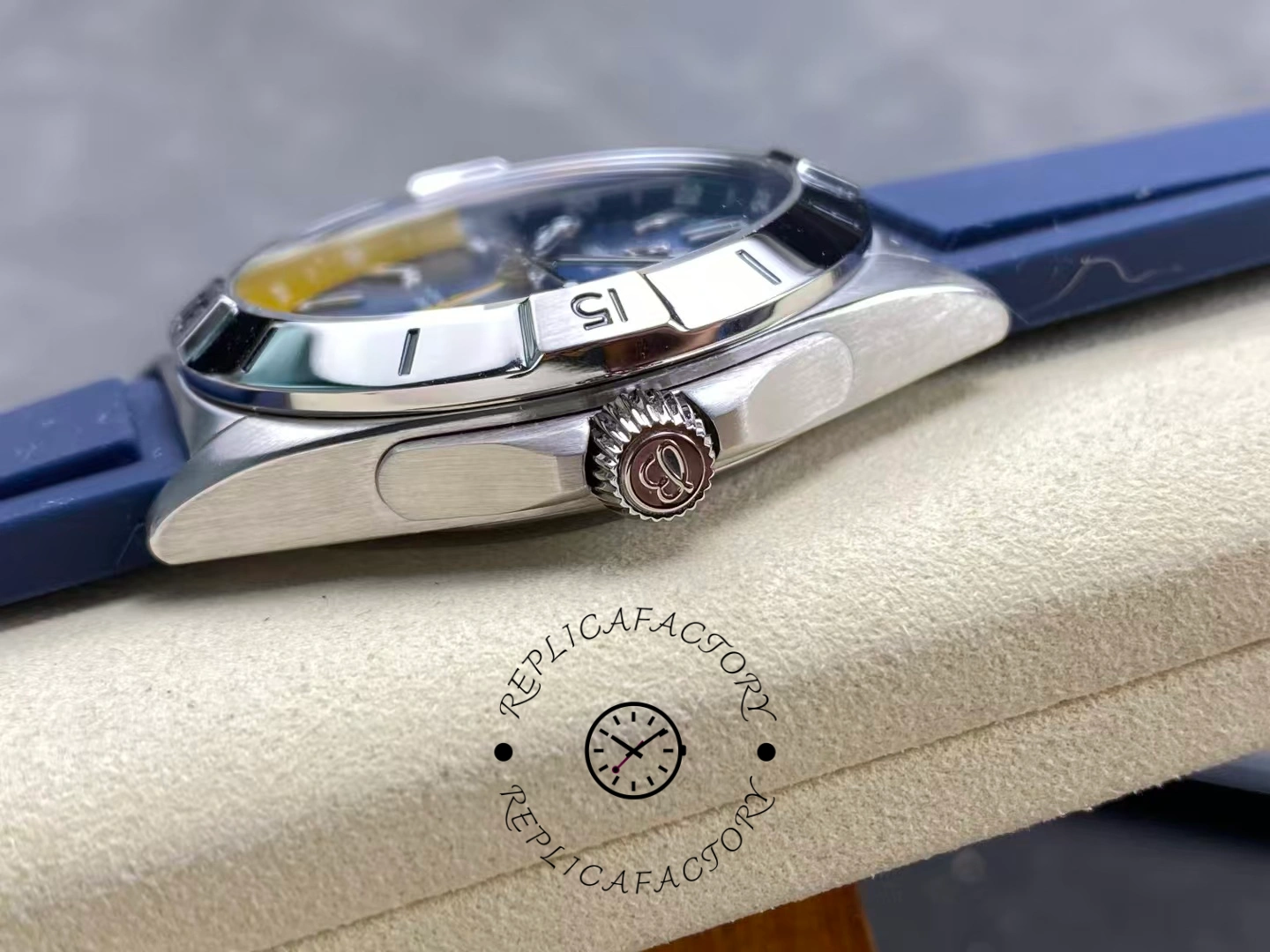 Breitling Chronomat GMT 40 Yellow Pointer A323981A1C1A1 Replica