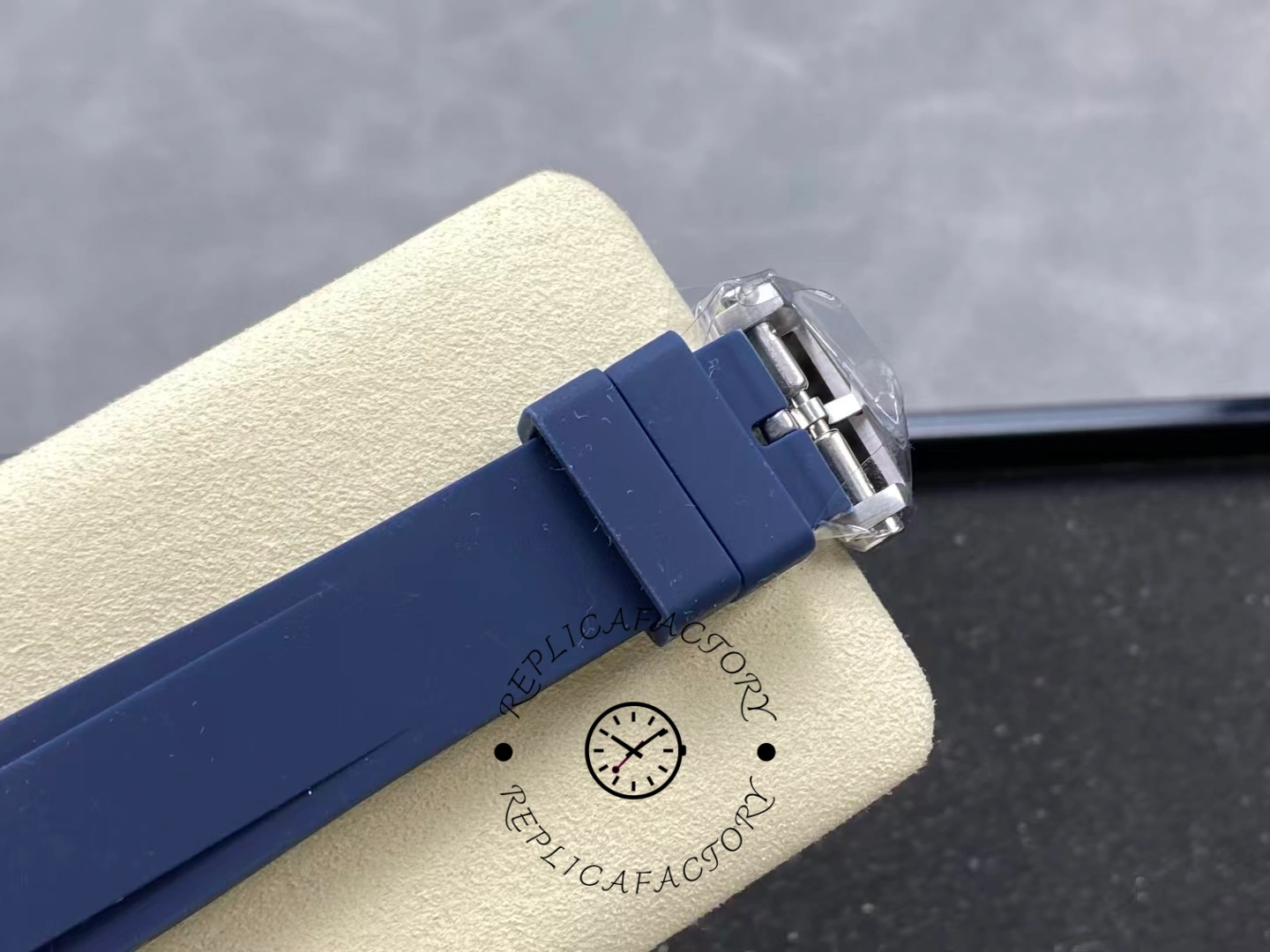 Breitling Chronomat GMT 40 Yellow Pointer A323981A1C1A1 Replica