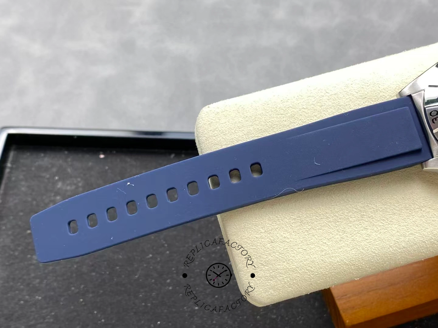 Breitling Chronomat GMT Red Pointer A32398101C1A1 Replica