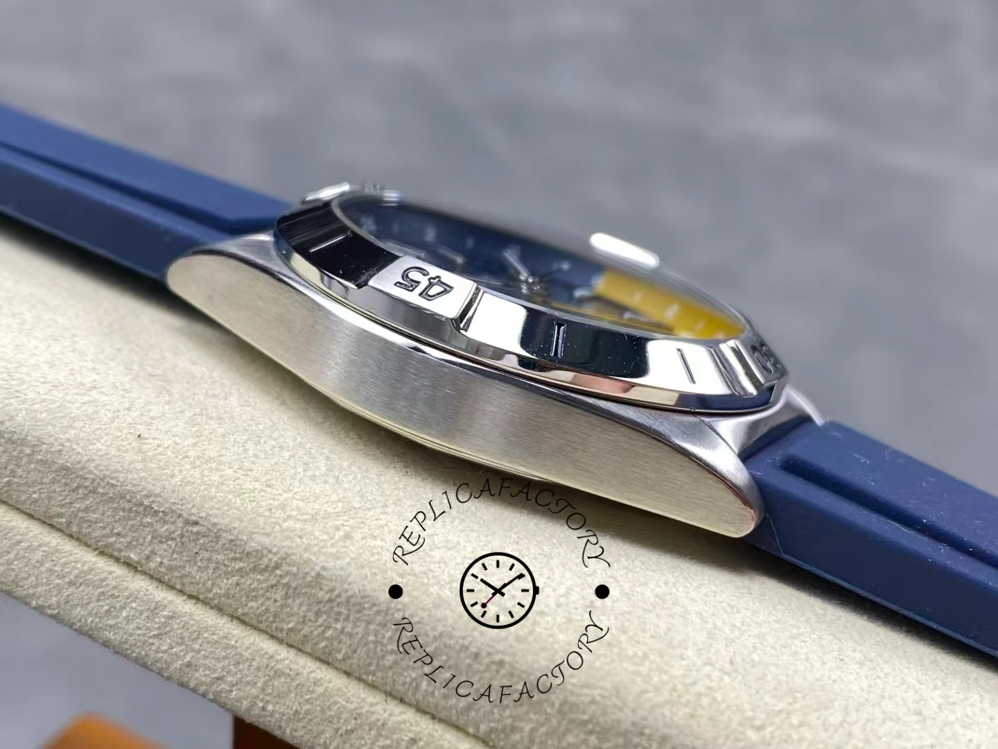 Breitling Chronomat GMT 40 Yellow Pointer A323981A1C1A1 Replica