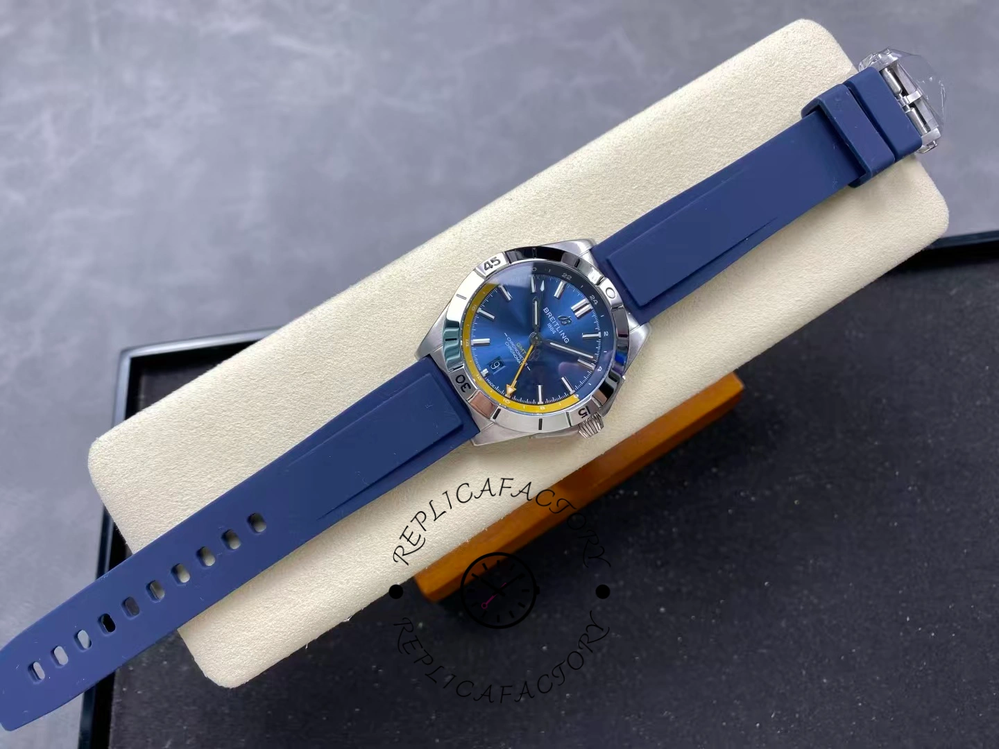 Breitling Chronomat GMT 40 Yellow Pointer A323981A1C1A1 Replica