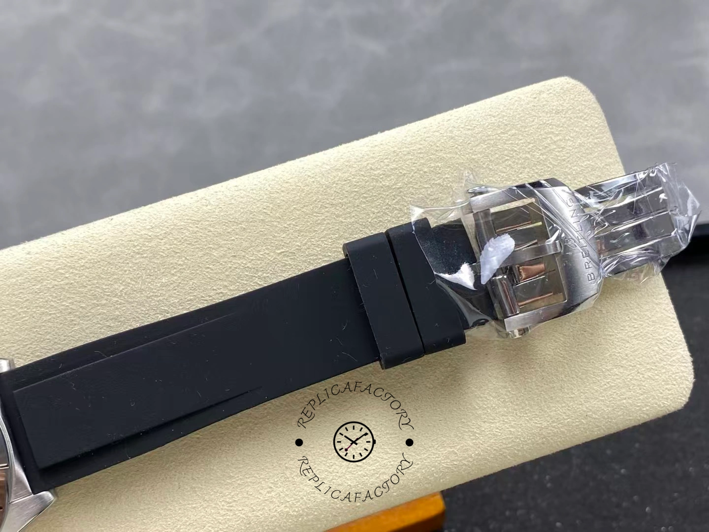 Breitling Chronomat GMT White Dial A32398101C1A1 40 Replica