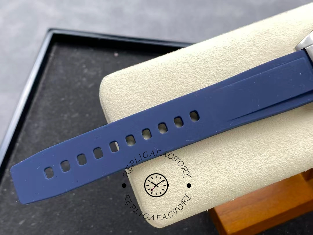 Breitling Chronomat GMT 40 Yellow Pointer A323981A1C1A1 Replica