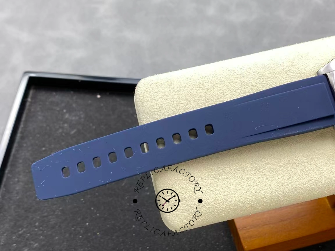 Breitling Chronomat GMT Blue Pointer A32398101C1A1 Replica