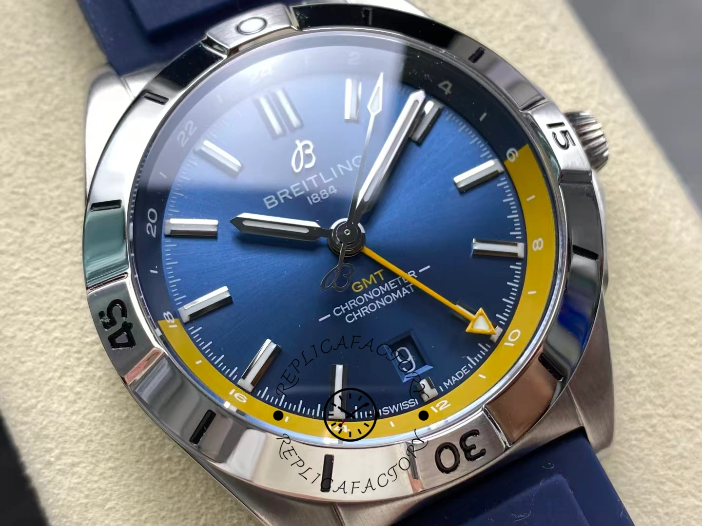 Breitling Chronomat GMT 40 Yellow Pointer A323981A1C1A1 Replica