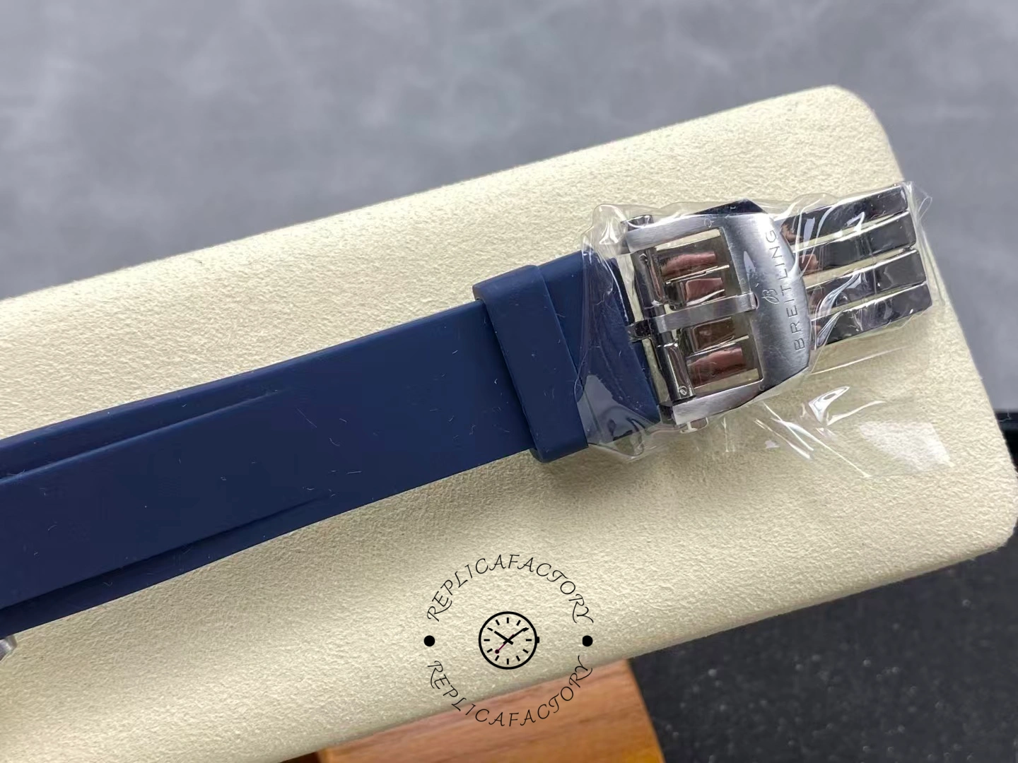 Breitling Chronomat GMT Red Pointer A32398101C1A1 Replica