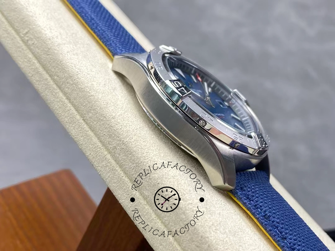 Breitling Avenger Automatic 42mm A17328101C1X1 Replica